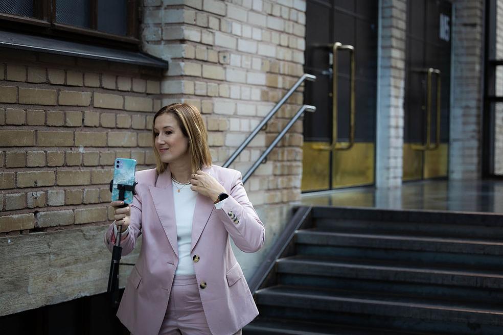 Uskalla näkyä – esiintymisvarmuutta someen by Elsa Ervasti Tmi